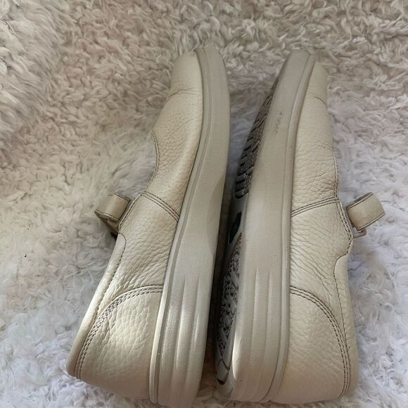Comfort Merry Jane Leather Beige diabetic shoes Velcro strap rubber soles SZ10M - Picture 6 of 8